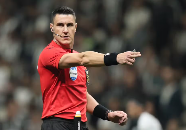 Diretor do Corinthians reclama da arbitragem após empate com o Atlético-MG: "Indignação"

ge.globo.com/futebol/times/…

#BrasileiraoNoSportv #Corinthians #AtleticoMG
