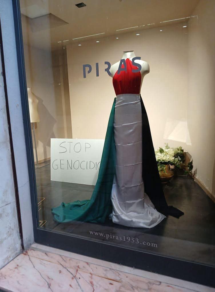 Rossella660's tweet image. Succede in Sardegna 
Un negozio di abiti da sposa ha realizzato questa vetrina
Anche i piccoli gesti fanno la differenza 
Fonte Eco di Barbagia ❤️