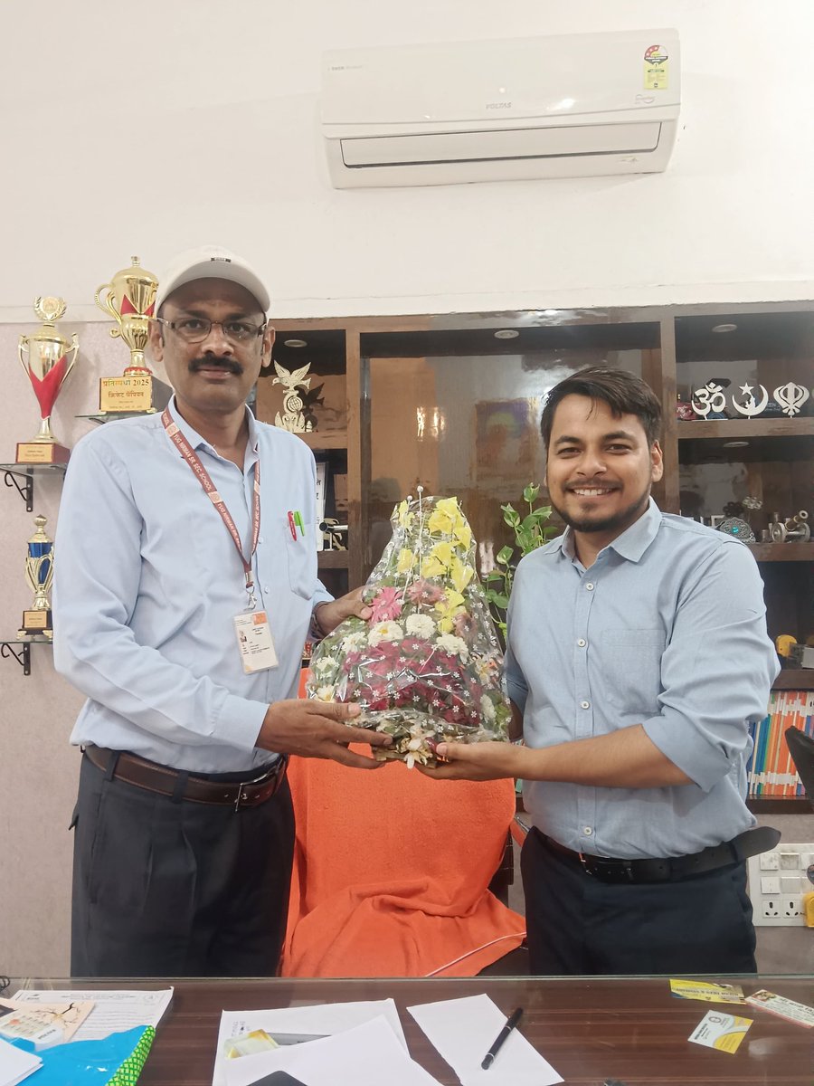 YugNirman Senior Secondary School, Deoria Khas Deoria 
के बच्चों का 
देवरिया आईटीआई विजिट के दौरान संस्थान  के निदेशक श्री Aman Kushwaha  जी से  आत्मिक और सुखद मुलाकात ।