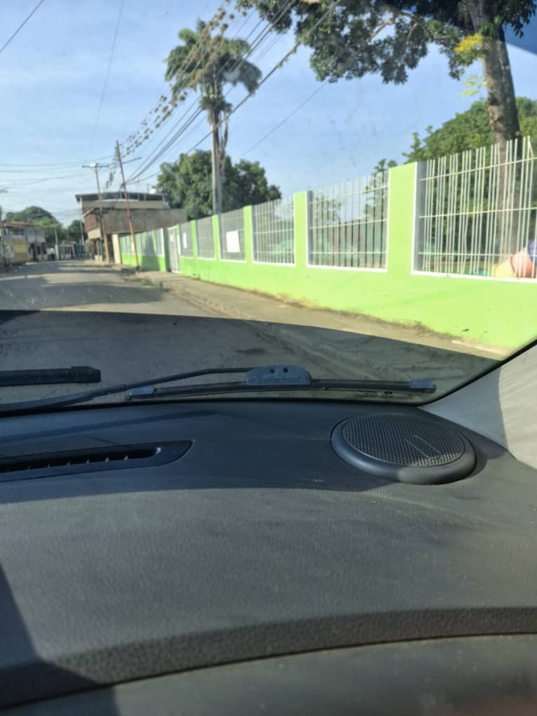 CaraboboConVzla's tweet photo. Así de VACÍOS están los CDV en Valencia:

Parroquia San José:
📍Colegio San Gabriel

Miguel Peña:
📍Regino Peña, 
📍Alejo Zuloaga
📍Simoncito

El 28J a las 4am ya habían concentraciones de electores y defensores del voto.

Hoy 25M #Carabobo dice NO ante la farsa.

#YoYaVotéEl28J https://t.co/euFatsT2H2