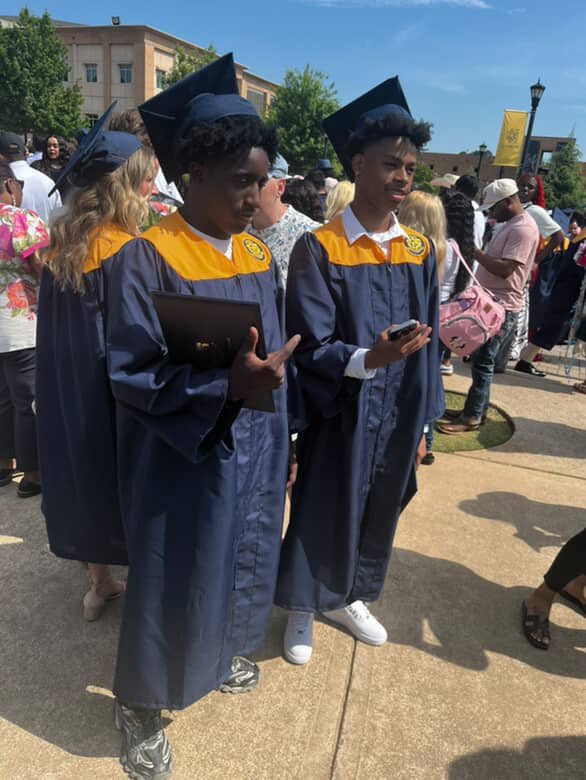 kam_stumbles's tweet photo. 🤫✋🏾✋🏾

#Graduation #graduated #trenches #atl #bankhead #shoutouttothehood https://t.co/i2DzdbKoos