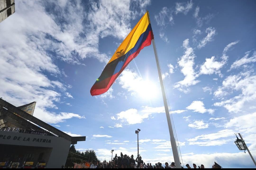 Que hoy sea el inicio de un Ecuador con mejores dias. Sabiduría, Resiliencia y Empatia a quienes lideran el proceso, que tengan Humildad en sus aciertos, Valor para aceptar sus posibles errores y sobre todo para corregirlos. La gran mision, llevar a Ecuador hacia adelante! Exitos