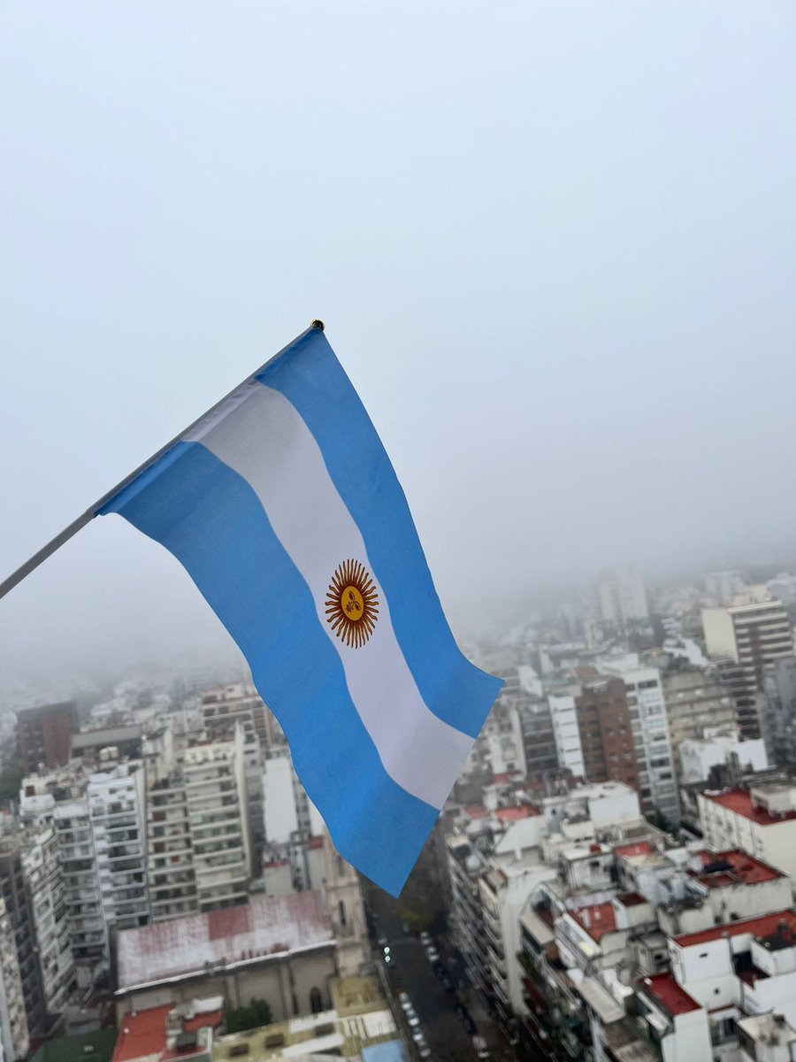 La Embajada de la República de Polonia en Buenos Aires saluda a las Autoridades y al Pueblo de la República Argentina y les transmite sus mejores deseos de éxitos y prosperidad con motivo del Día de la Patria.