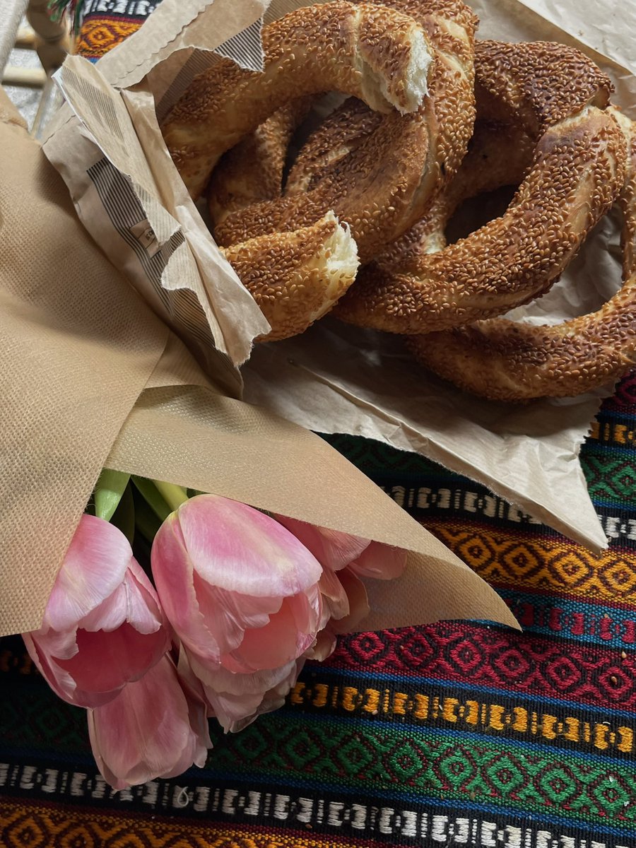 underthejasmin's tweet photo. ekmek ve gül yerine simit ve lale. https://t.co/lAVoFou5hE