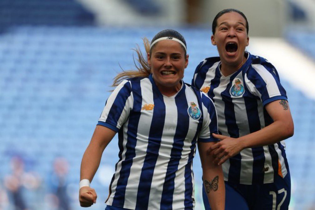 FCPortoFRA_'s tweet photo. Le #FCPorto a battu le #RealSC 4-1 lors du match aller de la finale de la 3ème Division féminine ! 🩷💙
⚽️ ⚽️ Veronica Khudyakova
⚽️ Inès Oliveira
⚽️ Cristina Ferreira
• Les filles sont à un pas de couronner une saison mémorable avec le titre de champion de 3ème Division ! https://t.co/qF3LED46jk