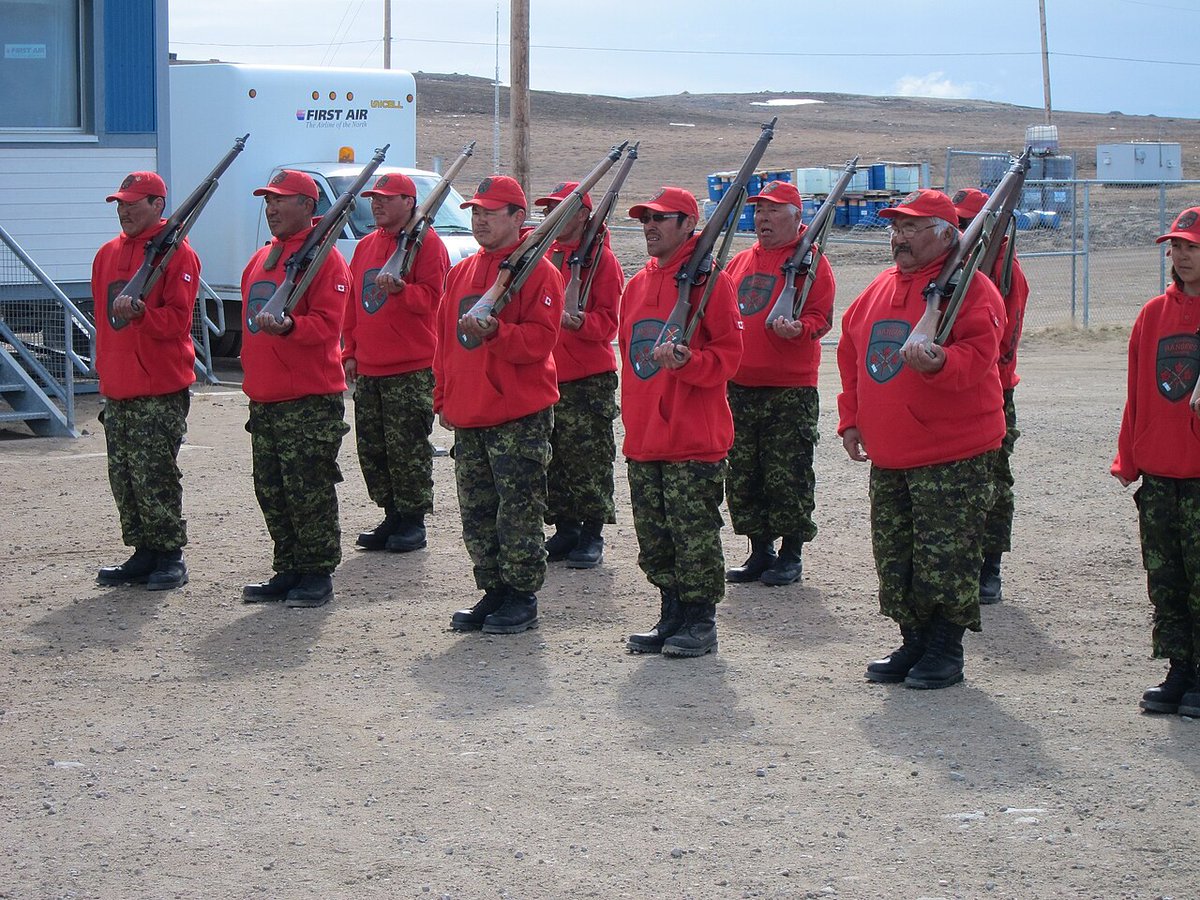 The duties of the Rangers are to report unusual activities, do sovereignty patrols and provide surveillance of the Canadian North. They also take part in disaster relief and search and rescue.
Many Inuit, Dene, Cree, Metis and Anishinaabe join the Rangers.

🧵4/10