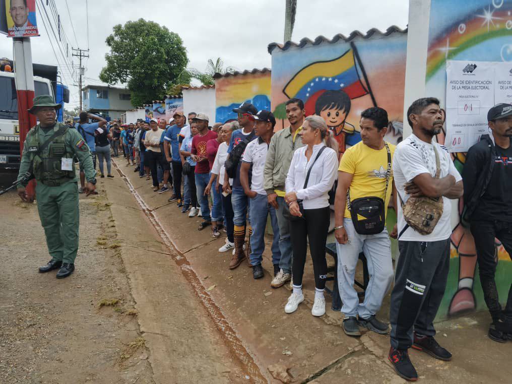 En Las Claritas, en pleno estado Guayana Esequiba, en el centro de votación Juan XXIII hay personas desde muy temprano listas para votar
Todos dicen que el voto es rápido y sencillo
estamos escribiendo la historia! 🇻🇪✨  
#EleccionesVen25
