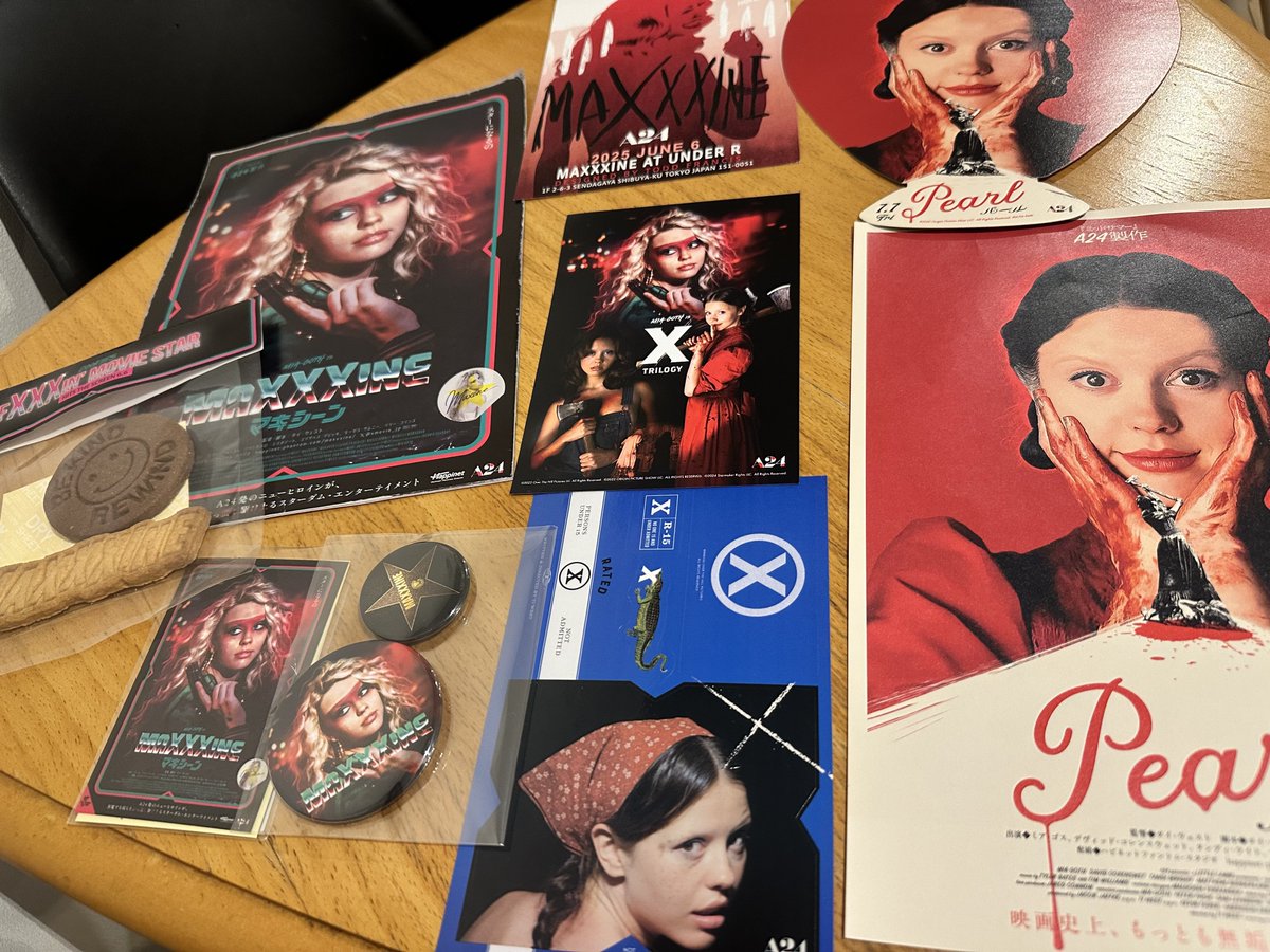 今日はスナックPearlに行ってきた😊

トークセッションでは貴重なお話聞けた🙌
たしかにフォント１つとっても大切だしバンドロゴがそのバンドの音楽や存在を体現する重要なものだということ、デザインの重要性を再認識した。

昨日と今日でグッズや特典たくさんもらった😙

マキシーン楽しみ🔫