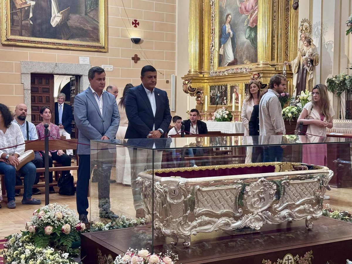 El presidente y el vicepresidente han venerado el cuerpo de #SantaTeresaDeJesús y sus reliquias mayores en el día del cierre del sarcófago de La Santa, en la basílica de la Anunciación de Alba de Tormes.