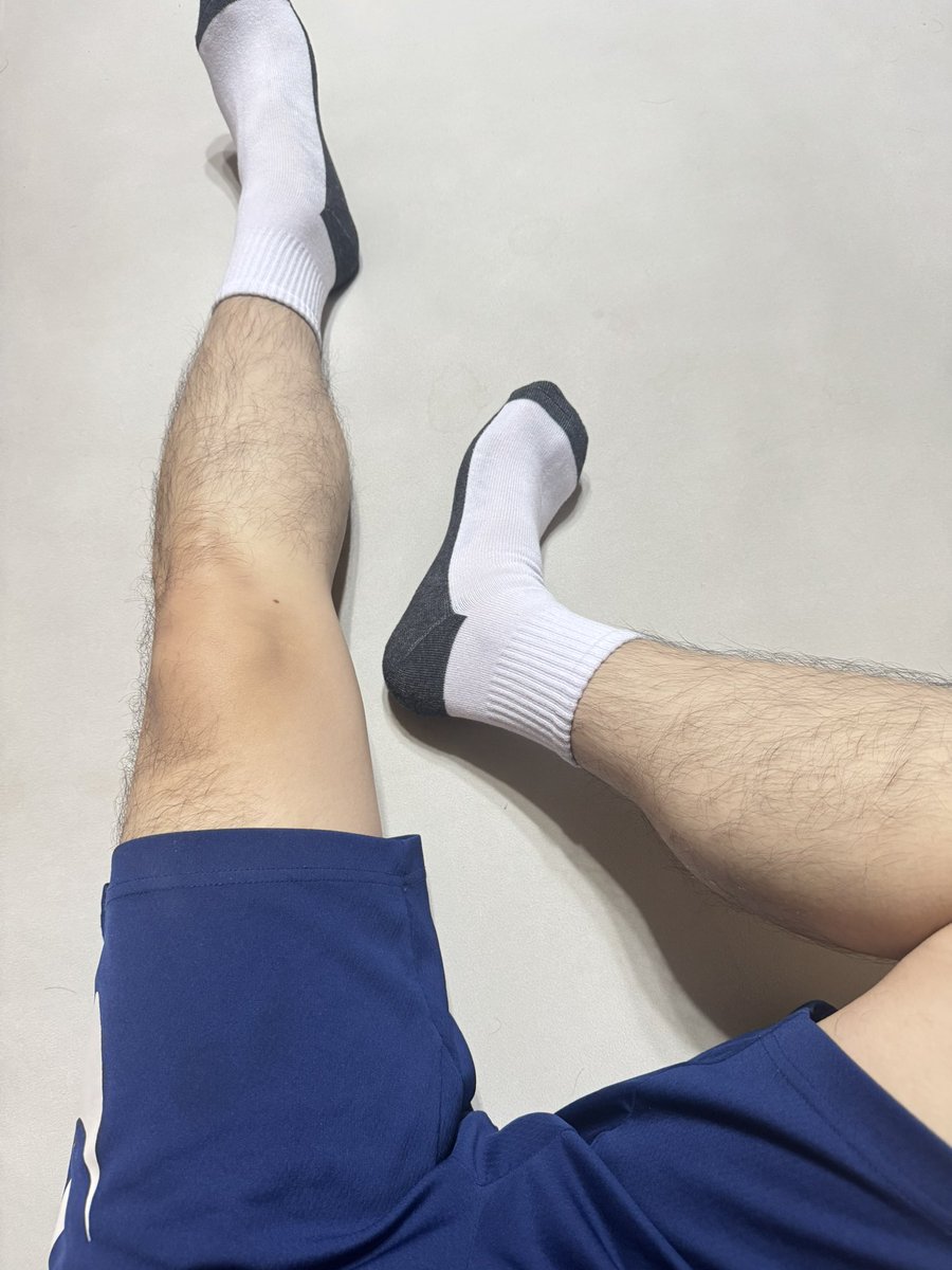 穿個學生襪
當作自己還是學生 🙃
好像很久沒吃到學生弟弟了 
大叔沒市場