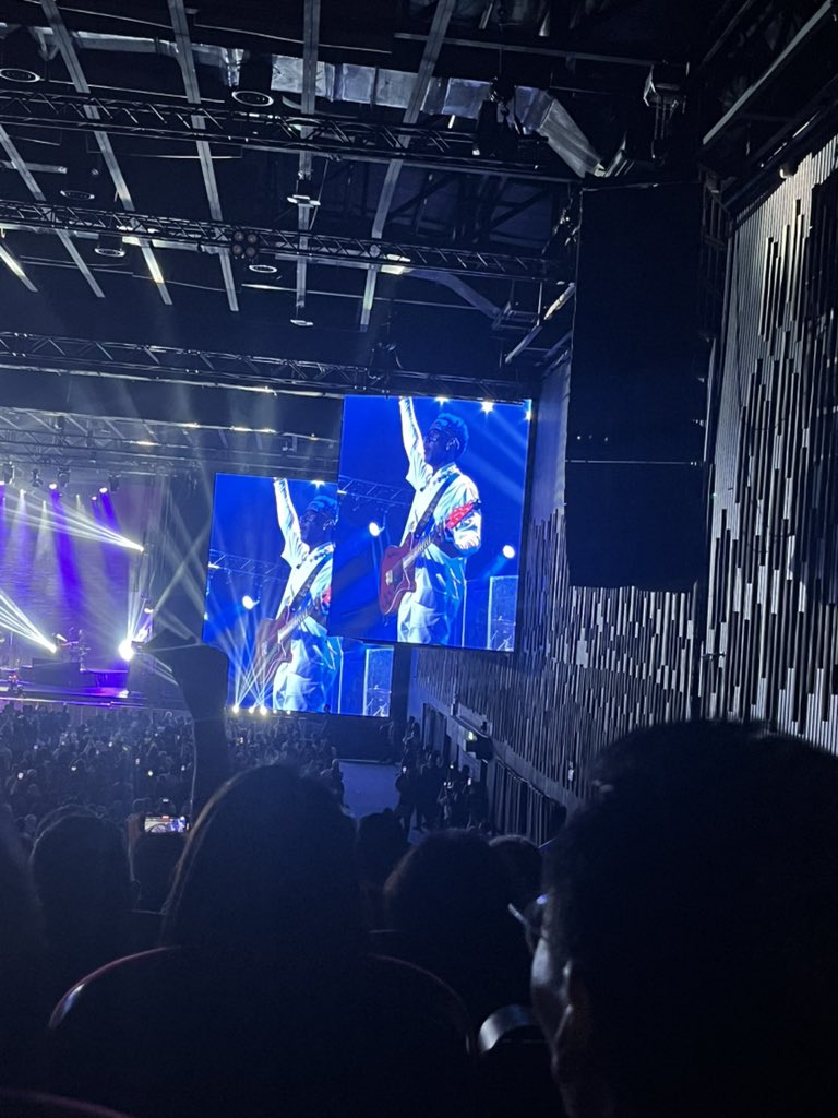 bluecaprico's tweet photo. @BoyzIIMen what a piece 👆🏽✌🏼🙌🏽🤟🏼 https://t.co/NTnrvoq3dR
