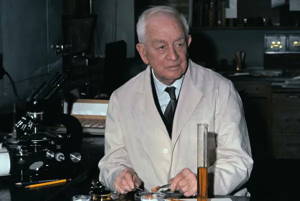 En 1911, un científico demostró que el cáncer podía ser causado por un virus, pero nadie le creyó. Tuvieron que pasar 55 años para que el mundo aceptara su hallazgo.

Esta es la historia de Peyton Rous y el virus que nadie quiso ver, ni creer.

Tira del hilo 🧵👇🏽👇🏽👇🏽