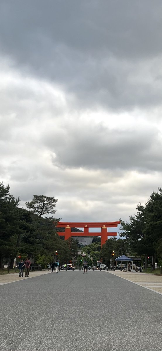 Kicotan_bot's tweet photo. とんでもねぇ時間から京都やったしバス待ちむずいしで
なんのウロつきも出来なかったが
帰りし最寄り駅まで歩く道中
平安神宮などをチラ見 https://t.co/GoshOOtrc1