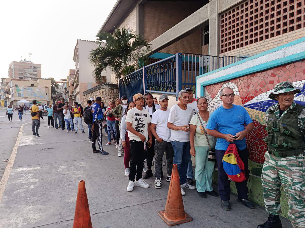 ElNecio_Cuba's tweet photo. 🇻🇪 AHORA: así están los centros de votación en Venezuela. Se desarrolla la jornada para elegir gobernadores, diputados/Asamblea Nacional y miembros de los consejos legislativos.

📸 Fotos en este momento en:

📍La Guaira
📍Coro (Falcón)
📍Tinaquillo (Cojedes)
📍Trujillo https://t.co/LahRrHy6bU