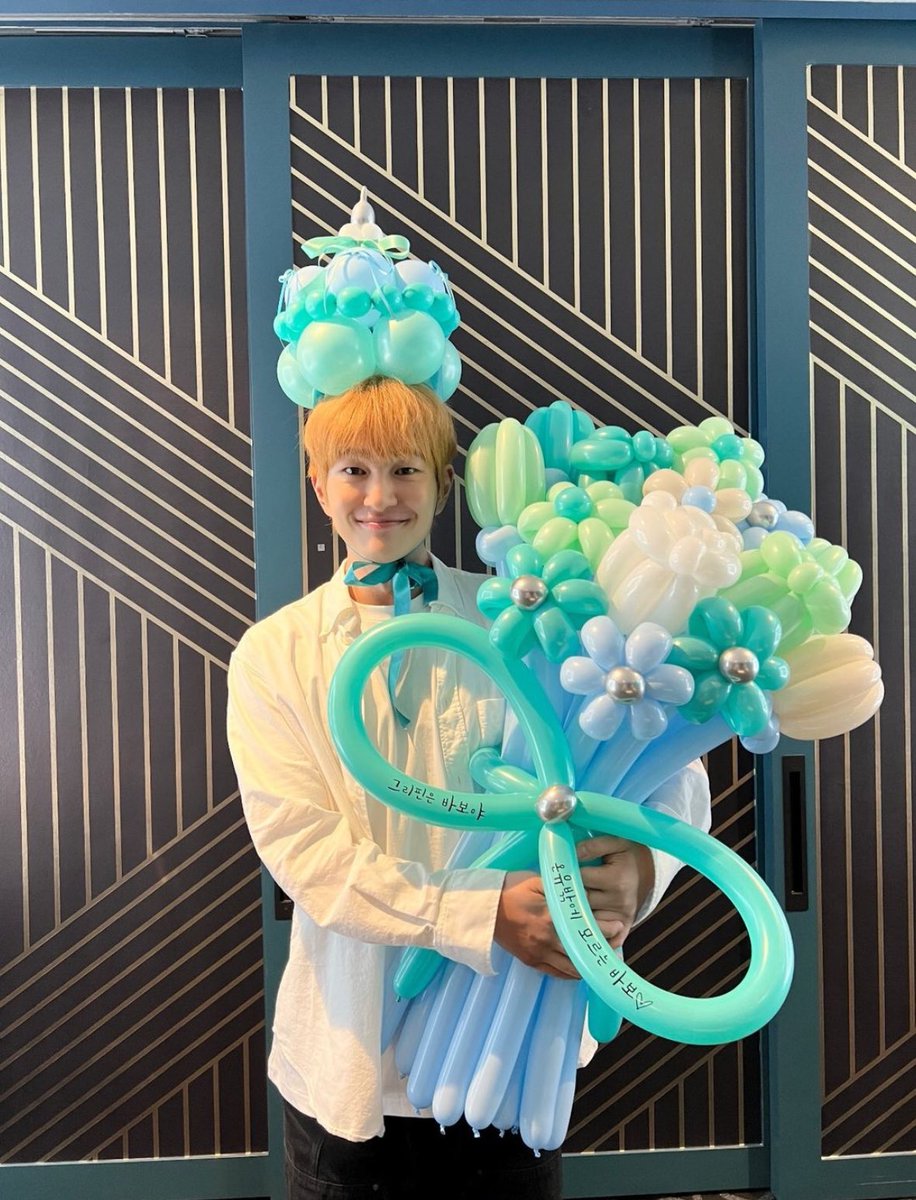 jinkination's tweet photo. griffin and their balloon bouquet to their star jinki🥺

2025.                                    2024. https://t.co/pEcshtldxo