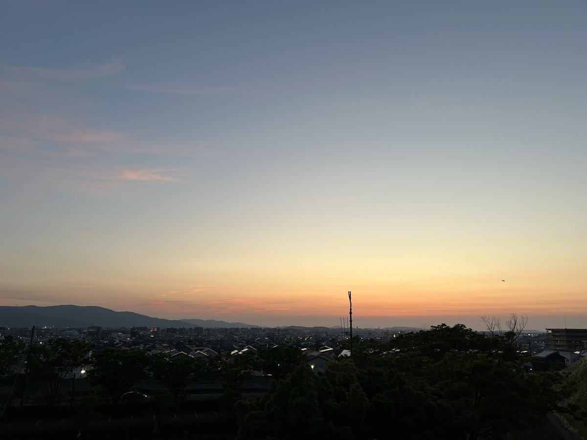 ametsuchi_aroma's tweet photo. 本日の夕暮れ。
真っ先に浮かんだのは、オレンジスイートとクラリセージのやさしいブレンド。
#アロマブレンド
#ametsuchi調香室
#調香日記 https://t.co/MZvTYn4yPI