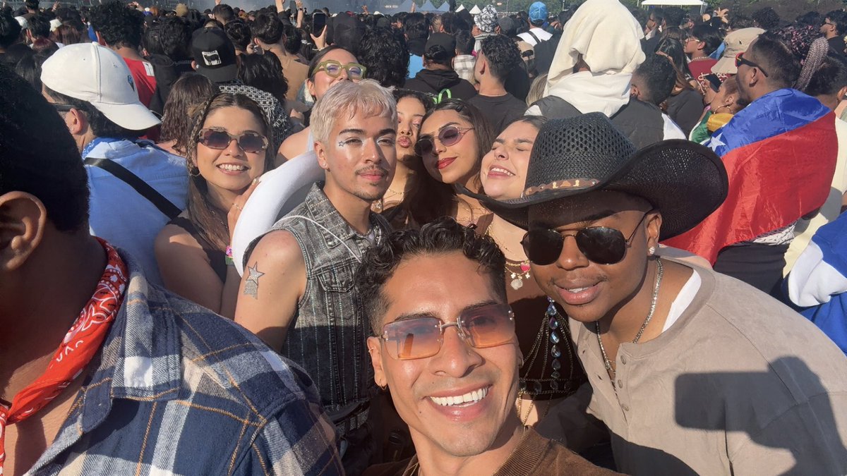 bperalta95's tweet photo. #SuenosMusicFestival #Suenos #Shakira #LMYNLWorldTourChicago @shakira 

CONTIGO, MI VIDA! QUIERO VIVIR LA VIDA! I’ll never stop loving you. https://t.co/WW2LYw3168