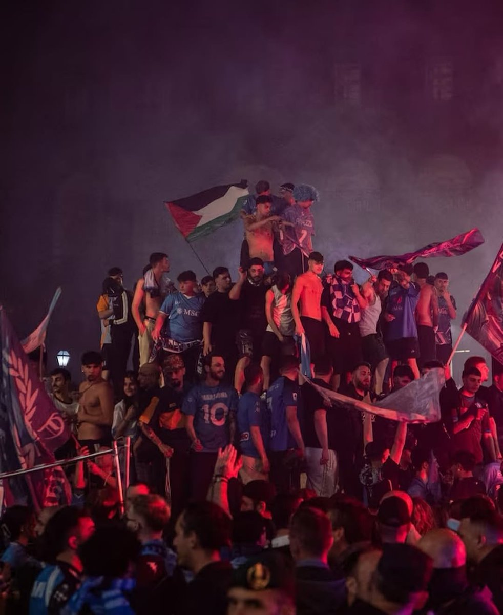 Calcio e Rivoluzione (@calcio_riv) on Twitter photo #Napoli festeggia la vittoria della Serie A con la #Palestina nel cuore #Napoli festeggia la vittoria della Serie A con la #Palestina nel cuore