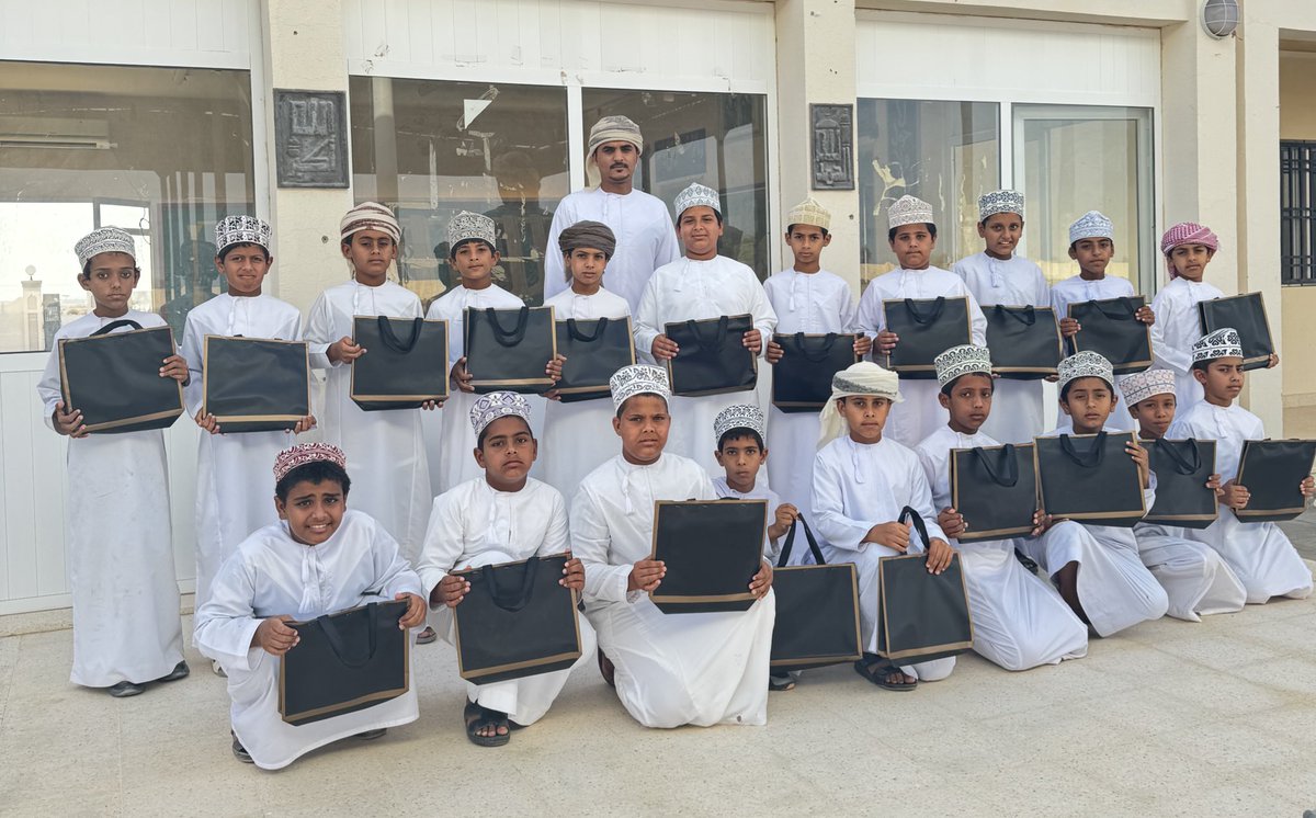 كرم الأستاذ أحمد العويسي طلبة الصف الخامس وذلك للمشاركة الفاعلة والالتزام بالطابور الصباحي وترديد السلام السلطاني ، ويأتي ذلك لتشجيع ورفع الروح المعنوية لدى الطلبة .
كل الشكر والتقدير 
#تعليمية_شمال_الشرقية 
#مدارسنا_مستقبل_واعد