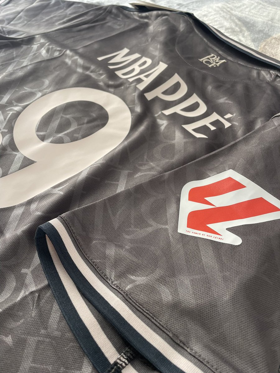 Ziadshoot's tweet photo. Bienvenue chez ZN MERCATO
Des clubs, des nations, des rétros… tout y est 🔥

📩 Envoie ta demande en DM → On te le trouve, flocage inclus ✂️

🚚 Livraison incluse (≈ 3 semaines)
🤝 En main propre ou envoi dispo

🔍 Tu demandes, on trouve.
🎯 Tu commandes, on régale. https://t.co/t5uYHN7eHS