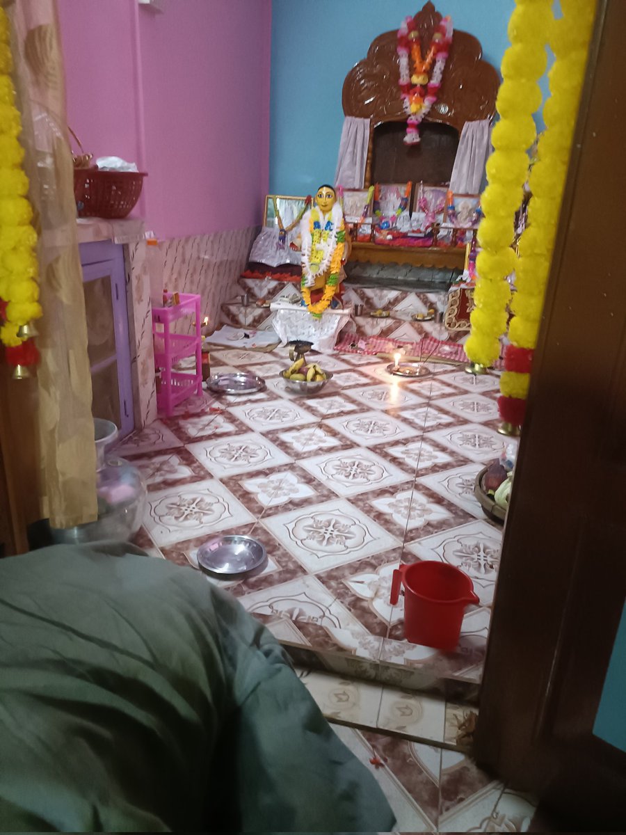 biswabandhusen's tweet photo. বরুয়াকান্দিতে শ্রী মিলন পাল ও চরিত্র পাল দের বাড়িতে শ্রী ��্রী চৈতন্য মহাপ্রভুর অষ্টপ্রহর কীর্তন চলছে। জগৎ ও আশু কে সাথে নিয়ে ওদের বাড়িতে গিয়ে ঠাকুরকে প্রণাম করে আশীর্বাদ নিয়ে প্রসাদ গ্রহণ করি এবং বেশ কিছু সময় কীর্তন শ্রবণ করি। প্রচুর ভক্ত সমাগম হয়েছে ওখানে। https://t.co/b4CvkpcBkM
