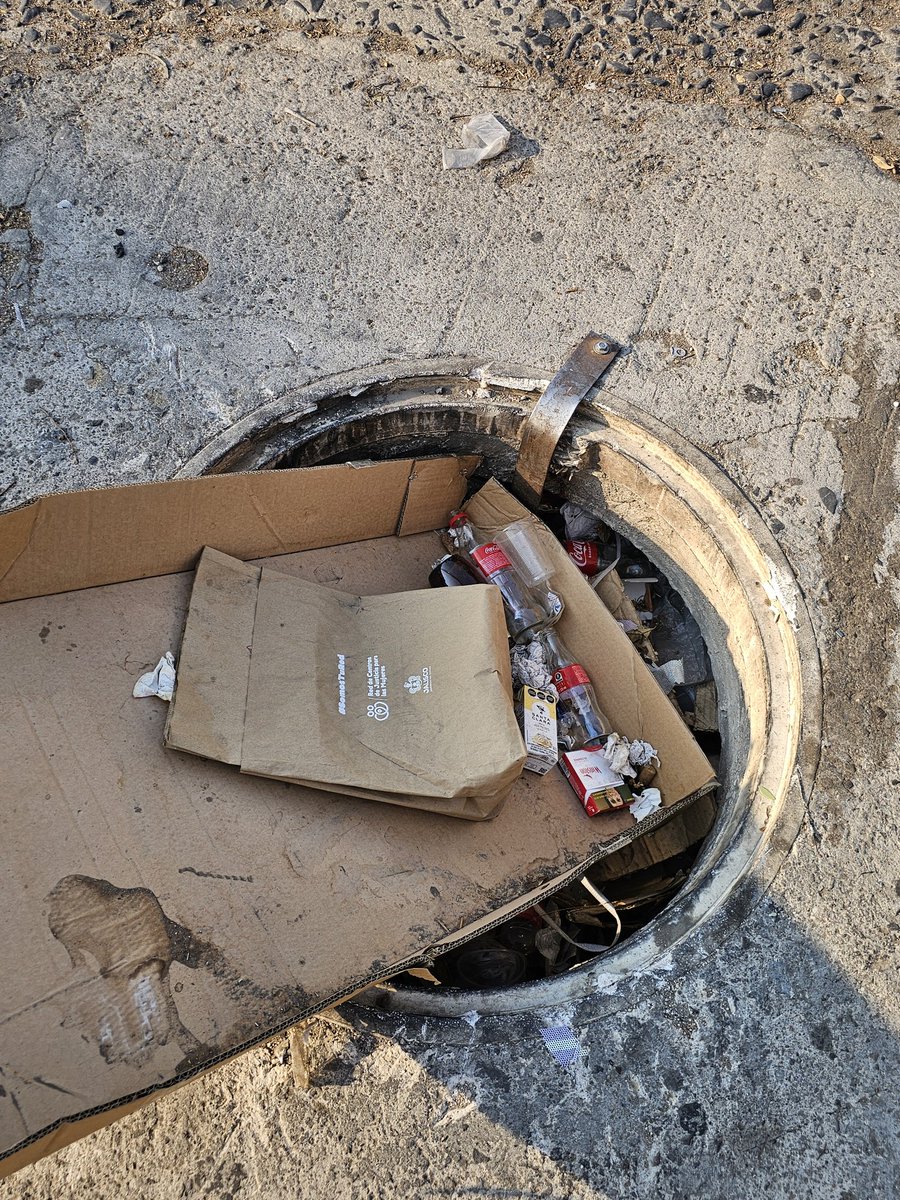 pineaple5's tweet photo. @Trafico_ZMG esta coladera lleva así fácil 5 años, a ver si con tu ayuda alguien se digna a venir a taparla 😠 Av. Guadalupe y Misión de San Lorenzo (parada de camión) https://t.co/a7tjNIv8Xh