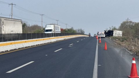 #TomePrecauciones en #Veracruz cierre parcial de circulación por #AccidenteVial cerca del km 042+200 carretera (2840) Xalapa-Veracruz. Atienda indicación vial.