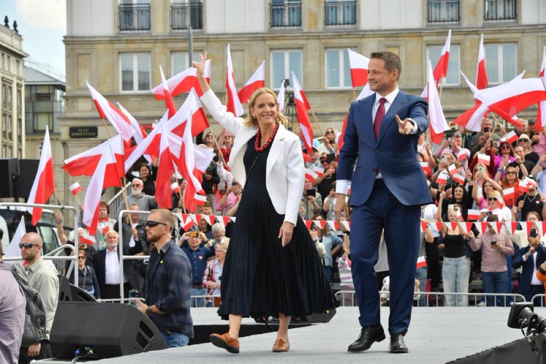 MicWawrykiewicz's tweet photo. Na koniec #WielkiMarszPatriotow mieliśmy świetne, mądre, wspólnotowe przemówienie Prezydenta Rafała Trzaskowskiego✌️🇵🇱 Czas zburzyć mur i zbudować porozumienie w Polsce. Wtedy właśnie #WygraCałaPolska https://t.co/k13wY4BBQ3