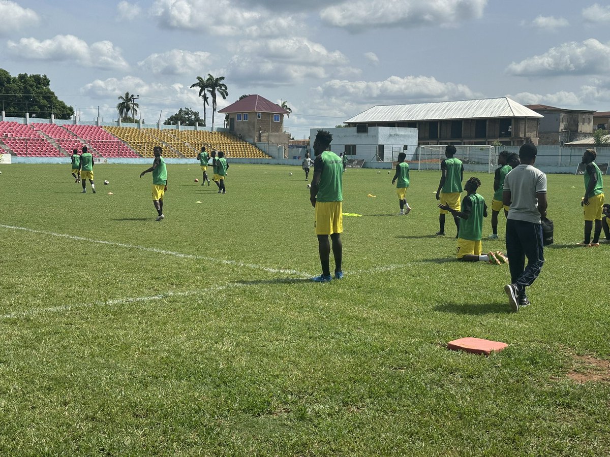 Warmups. 💛🖤💚

#BigHoly