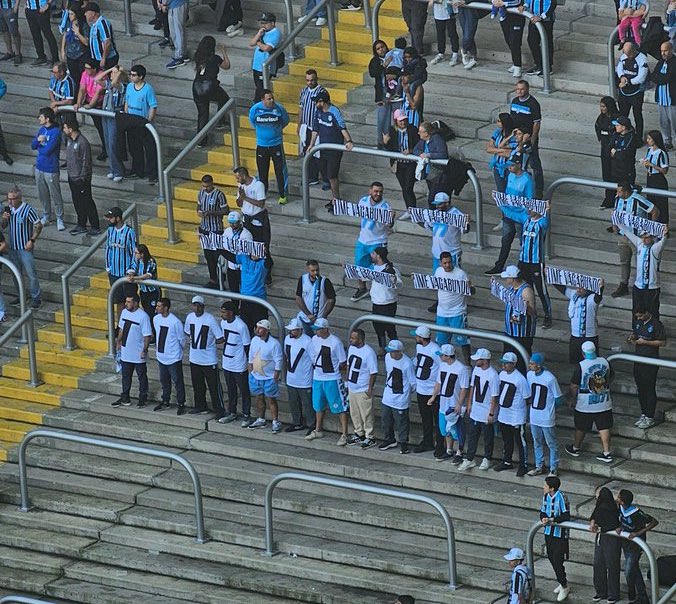 Torcedores do Grêmio organizaram um protesto. Cada torcedor foi com uma camisa com uma letra, formando a frase “Time Vagabund0”.

Que situação.

📸 <a href="/aquelemariio/">Mário Godoy</a>