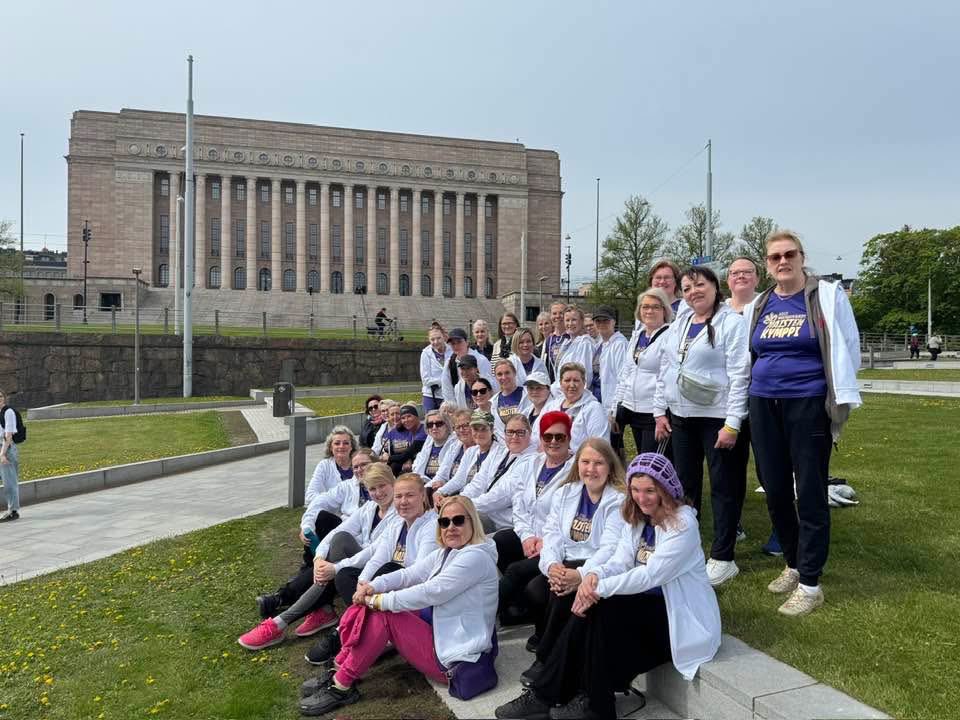 Iso joukko upeita perusnaisia reippaili eilen Naisten Kympissä! Meillä oli Ruotsista vahvistusta Ruotsidemokraattinaisista <a href="/SDKvinnor/">SD-kvinnor</a> ! Kaikki pääsimme maaliin iloisesti! 
Oletko jo muuten tutustunut hallituksen Suomi liikkeelle -ohjelmaan? okm.fi/suomi-liikkeel…