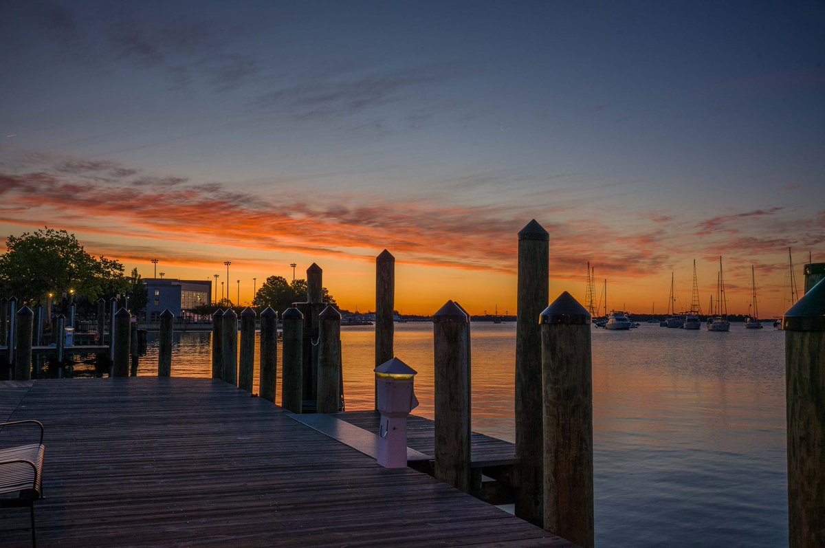 dcsplicer's tweet image. The crescent moon rose before sunrise this morning over the Chesapeake Bay. #MDwx