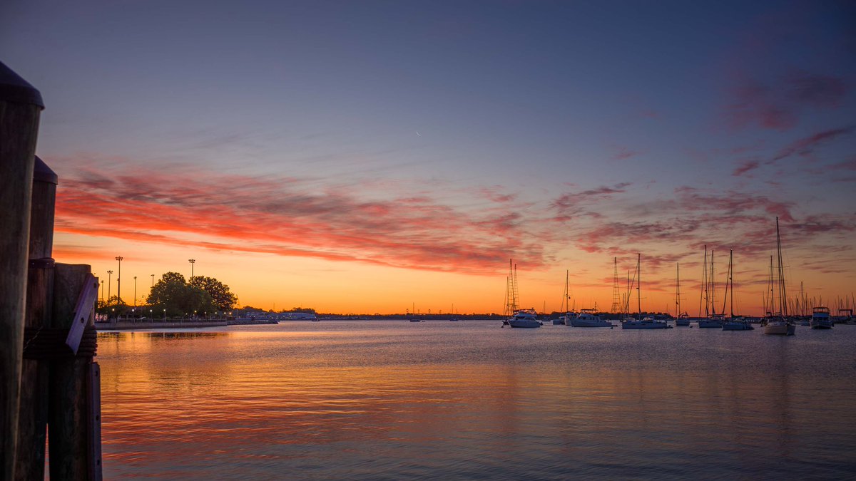 dcsplicer's tweet image. The crescent moon rose before sunrise this morning over the Chesapeake Bay. #MDwx