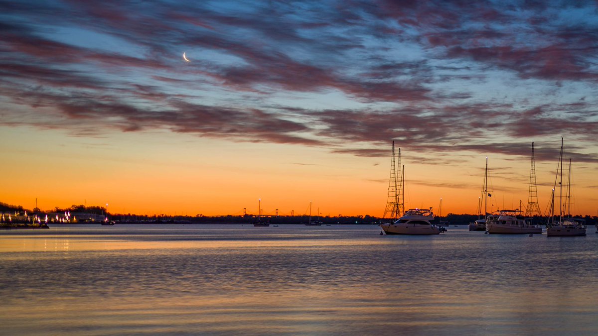 dcsplicer's tweet image. The crescent moon rose before sunrise this morning over the Chesapeake Bay. #MDwx