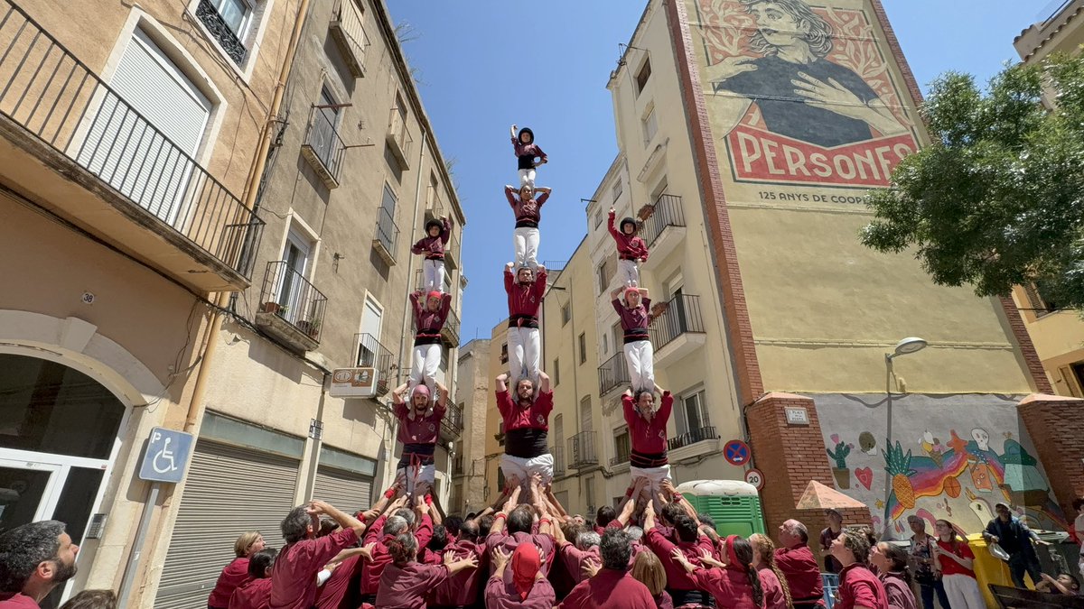 🟥 Immensament feliços pel que hem fet avui a Valls: 4de8, 7de7, 5de7, vde5.
📌 És el castell de 8 més matiner i la millor actuació fora de Sitges. I, sobretot, és la mostra del que som capaços de fer avui, demà i en el futur.
💪 Sitgetans, ribetans: a la lluita!
#castells