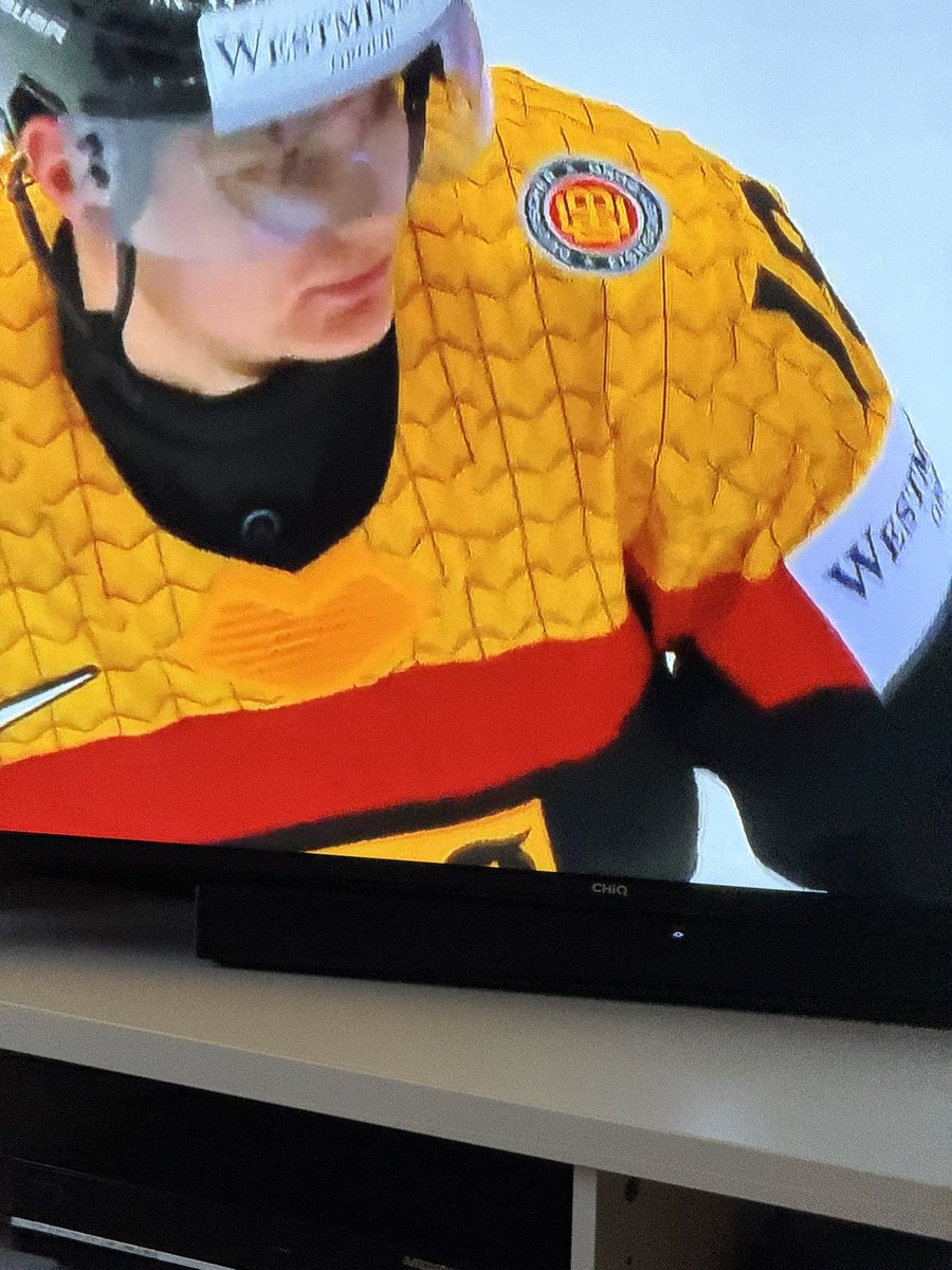 Pascal Ledune (@pascalledune) on Twitter photo Könnt ihr mal erläutern welche Funktion dieses Enblem auf den Hockeyshirts sämtlicher Nationen hat? Hat fast ne Herzform und befindet sich ca. auf Höhe des Solar Plexus. <a href="/BastiSchwele/">Basti Schwele</a> #MensWorlds <a href="/RickGoldmann/">Rick Goldmann</a> Könnt ihr mal erläutern welche Funktion dieses Enblem auf den Hockeyshirts sämtlicher Nationen hat? Hat fast ne Herzform und befindet sich ca. auf Höhe des Solar Plexus. <a href="/BastiSchwele/">Basti Schwele</a> #MensWorlds <a href="/RickGoldmann/">Rick Goldmann</a>