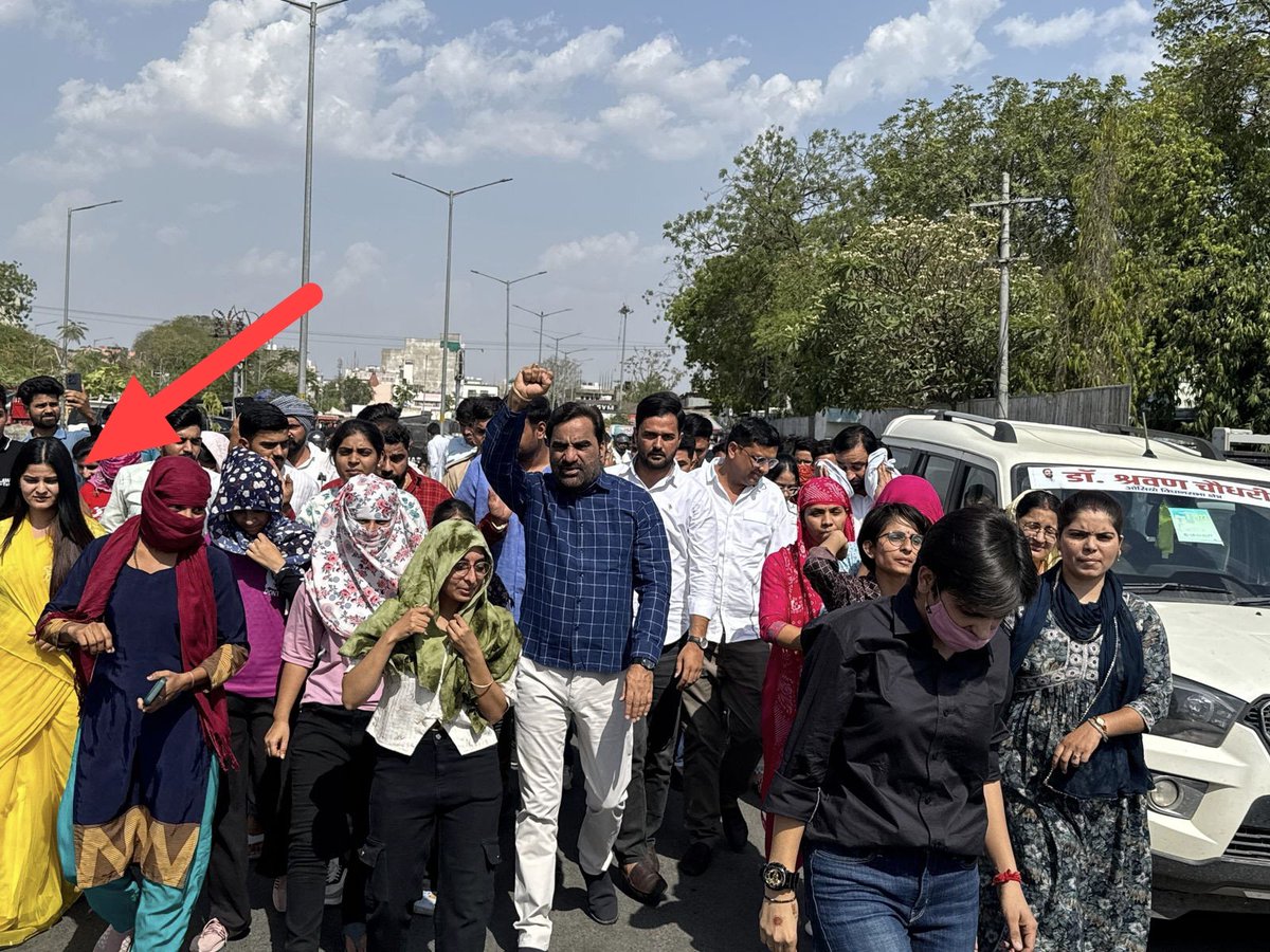 संघर्ष की राह में न जाने कितने नाम अनसुने रह जाते हैं, शायद इस बहादुर लड़की का नाम कोमल है। 

इसने SI भर्ती रद्द कराने को लेकर लगातार आंदोलन में अपनी हिस्सेदारी निभाई। 

युवा आक्रोश महारैली के मंच पर जगह देकर इसका हौसला बढ़ाना सराहनीय कदम है..!!!