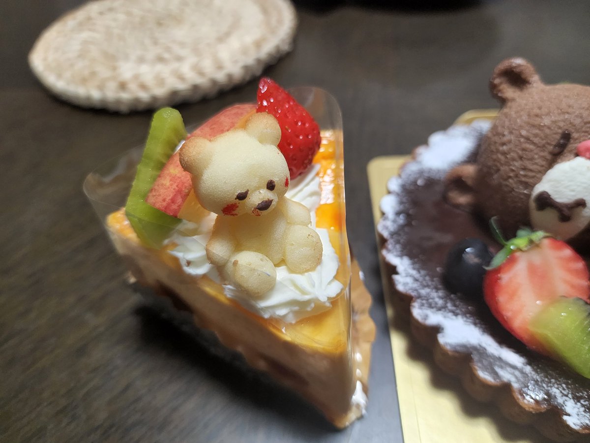 タルトコグマネテルヤンとチーズケーキとチョコケーキです。 クマ