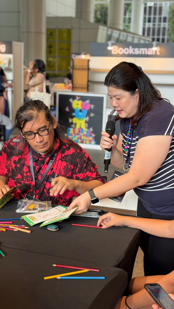 ArifRafhanDraw's tweet image. Kita tutup acara AFCC dengan pertandingan melukis adiwira; anak VS ibubapa! Some parents were chanelling their inner kids through their superheroes. Gila kiut!
Lukis, gelak, lukis, gelak. It was a fun family activity 😂❤️ #afcc #singapore