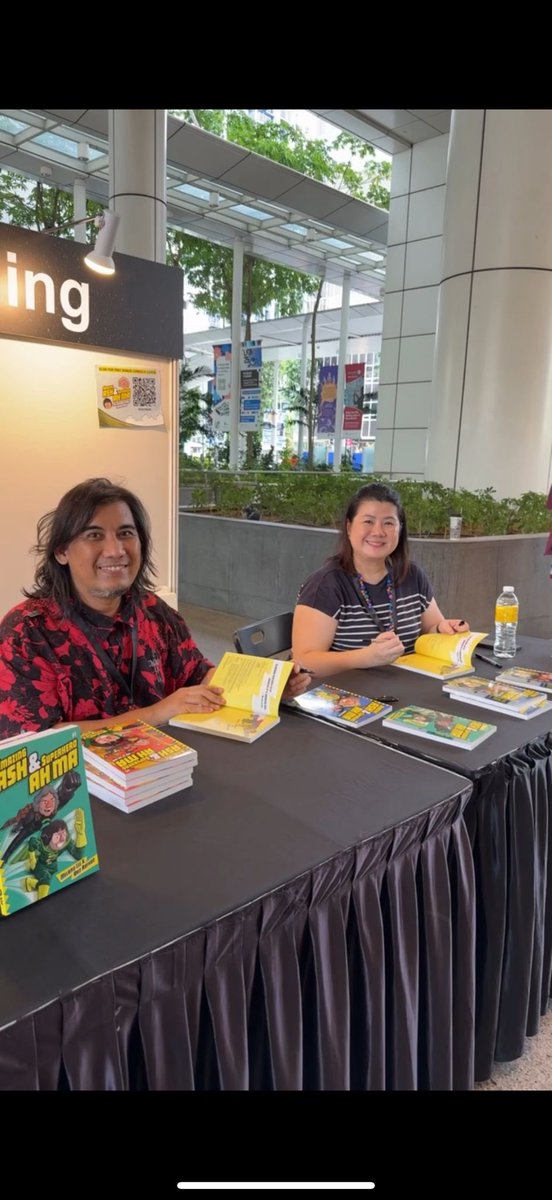 ArifRafhanDraw's tweet image. Kita tutup acara AFCC dengan pertandingan melukis adiwira; anak VS ibubapa! Some parents were chanelling their inner kids through their superheroes. Gila kiut!
Lukis, gelak, lukis, gelak. It was a fun family activity 😂❤️ #afcc #singapore