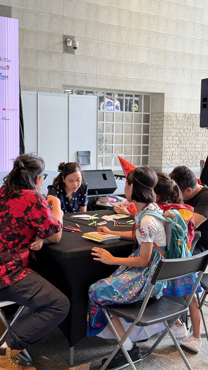 ArifRafhanDraw's tweet image. Kita tutup acara AFCC dengan pertandingan melukis adiwira; anak VS ibubapa! Some parents were chanelling their inner kids through their superheroes. Gila kiut!
Lukis, gelak, lukis, gelak. It was a fun family activity 😂❤️ #afcc #singapore