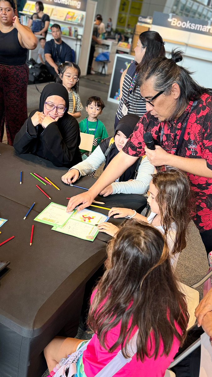 ArifRafhanDraw's tweet image. Kita tutup acara AFCC dengan pertandingan melukis adiwira; anak VS ibubapa! Some parents were chanelling their inner kids through their superheroes. Gila kiut!
Lukis, gelak, lukis, gelak. It was a fun family activity 😂❤️ #afcc #singapore