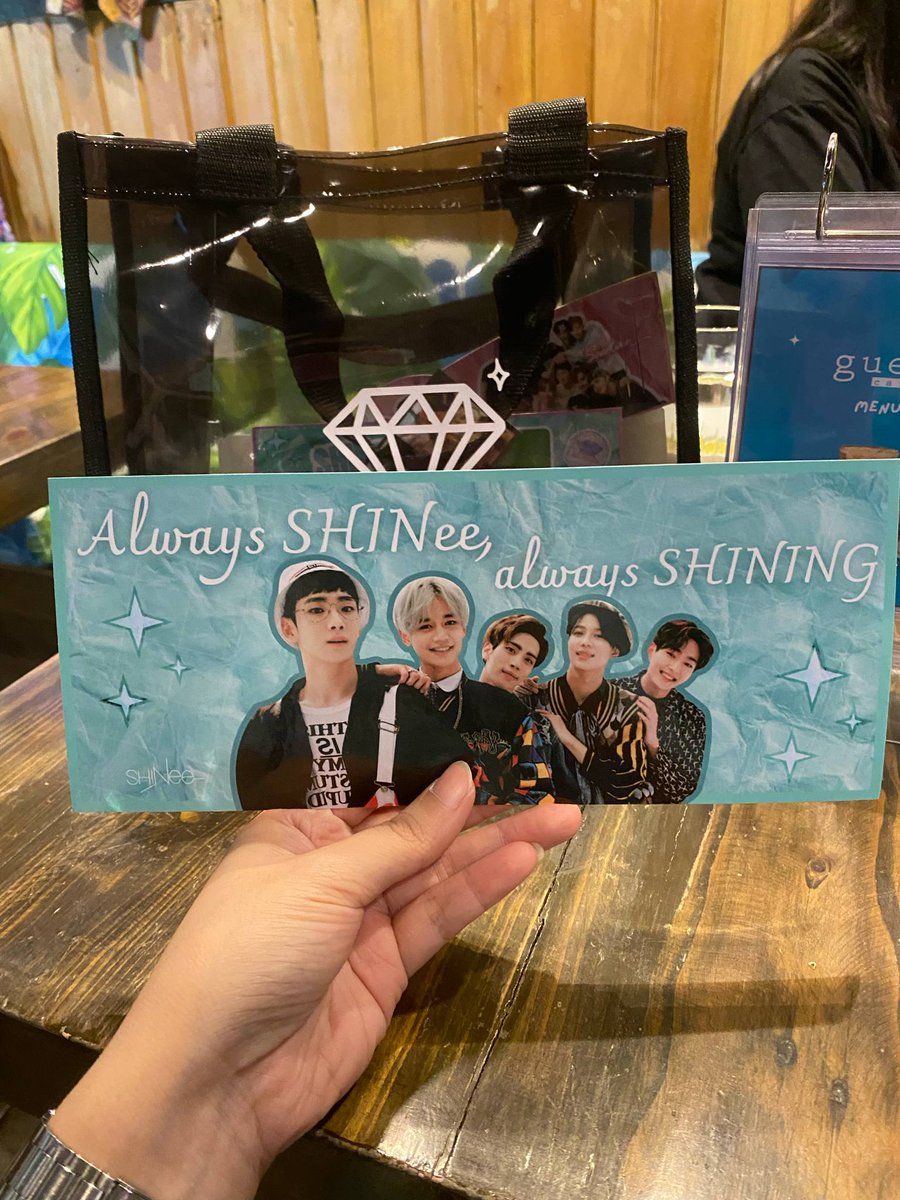 ShiningMaKey's tweet photo. Celebrating SHINee 17th Debut Anniversary with @SHINee and Shawols 🫶

Thank you for organizing this cse @boysof525_526 💎

#SHINee #샤이니 
#PoetlArtist #SHINee_PoetlArtist 
#샤이니의_열일곱번째_민트빛오월
#Happy_SHINeeDay https://t.co/qmPyAX1Syo