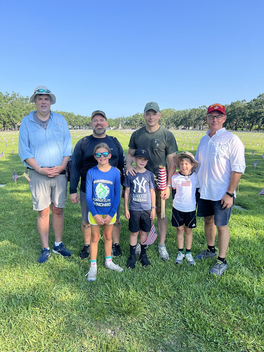 Challowell's tweet image. 33,000 flags in 🇺🇸 
#neverforget #MemorialDayWeekend