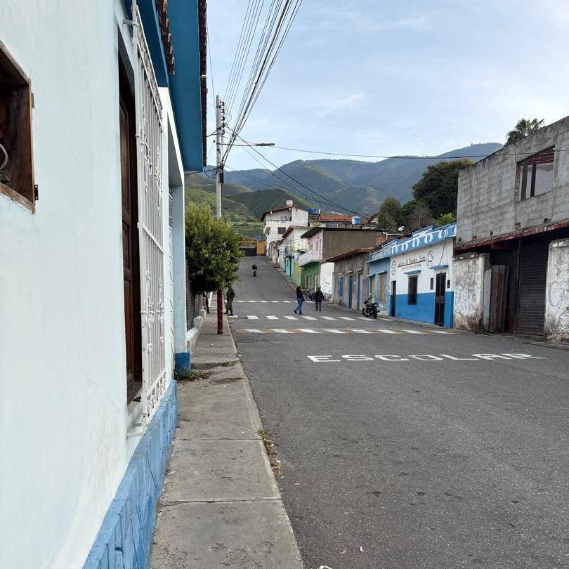 Así está el centro de votación Unidad Educativa Manuel Gual en Lagunillas estado Mérida en la farsa electoral de este #25May buff.ly/jHyJe9O