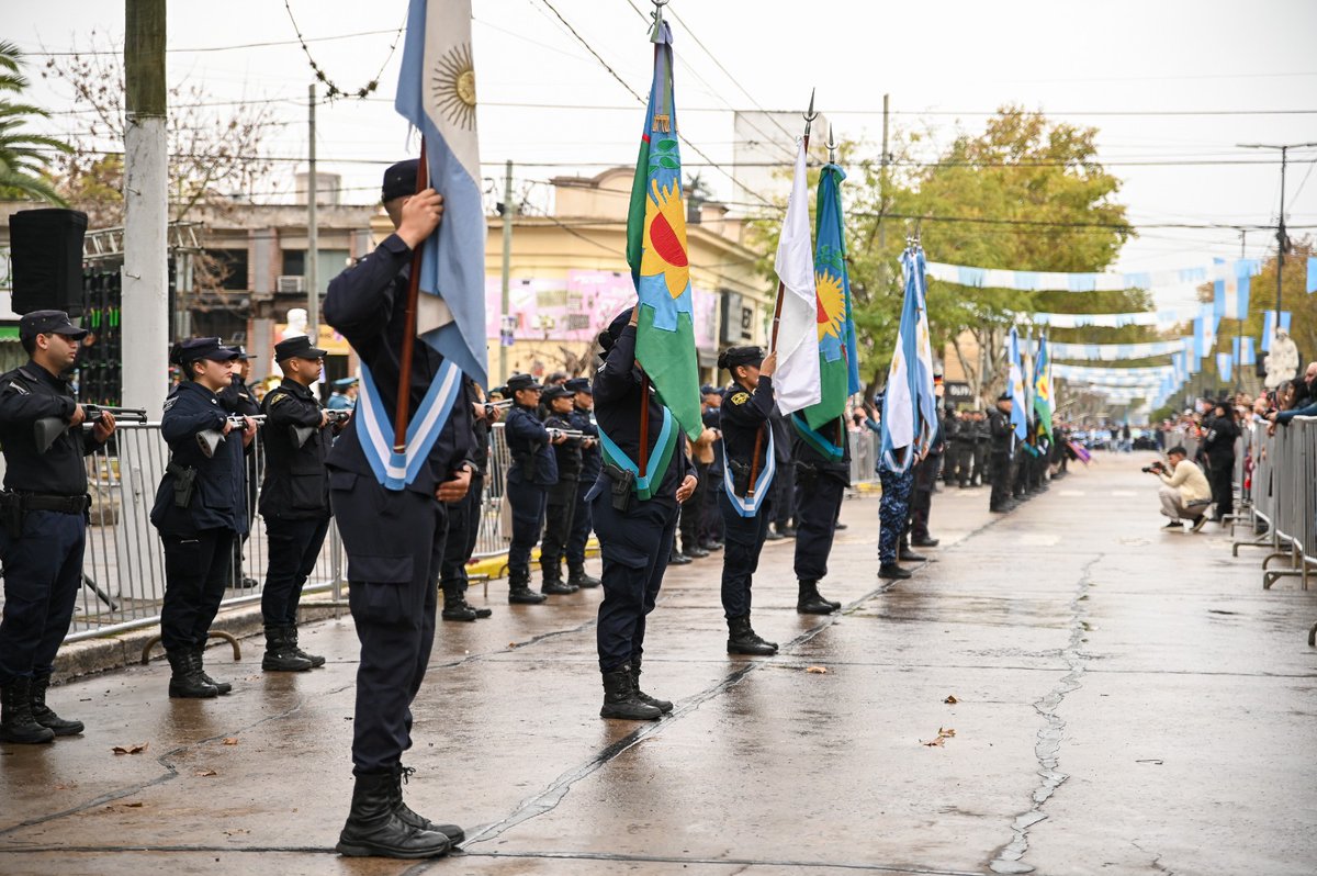 🇦🇷 Iniciamos este desfile que nos encuentra con vecinos y vecinas entonando las estrofas del Himno Nacional, acompañados de la interpretación del Taller Municipal de Lengua de Señas, el Instituto Comuniquemos con Señas y celebramos junto a ballets del distrito.🤍