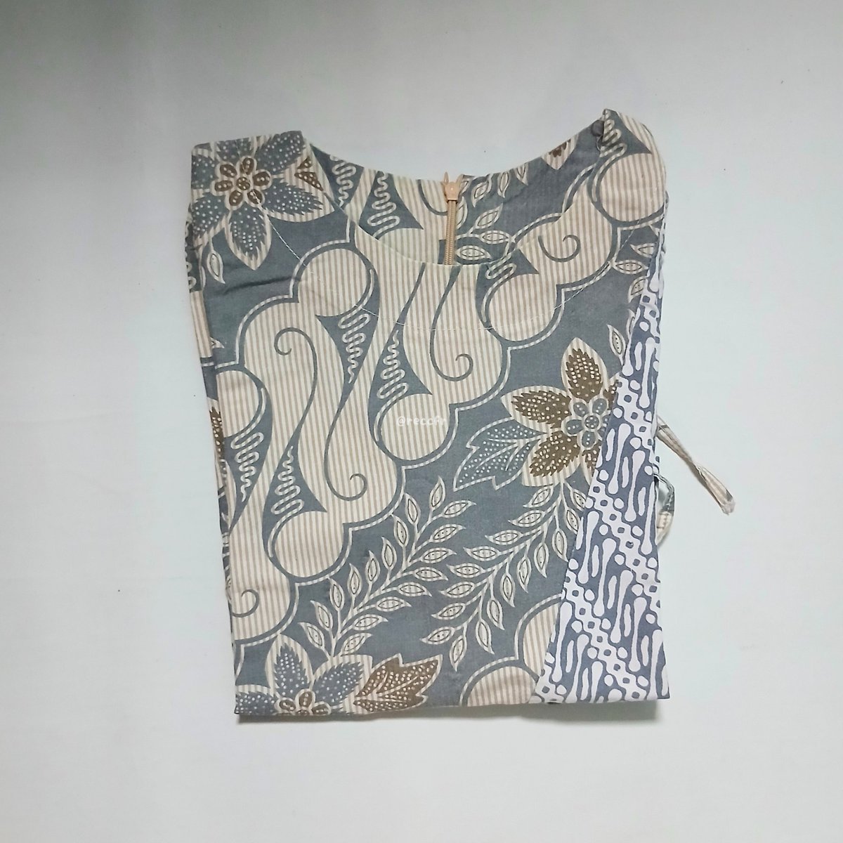 reccfr's tweet photo. — Baju Batik
Batik kecintaanku karna sebagus ituu. Aku beli yg warna biru, dan warna birunya tuh bagus, kalem gitu. Desain bajunya juga cantik, sampai dinotice temen-temenku. Bahannya juga gak nerawang &amp; nyaman dipake.

Aku beli di sini
🍊 https://t.co/P0EDyawQVa https://t.co/e57SfYGHdA