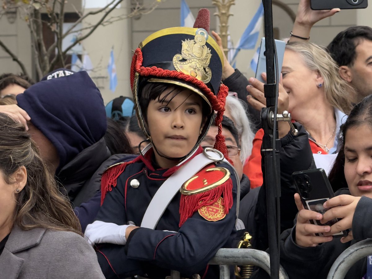 luispetri's tweet image. Histórico relevo de guardia del Regimiento de Patricios, por primera vez presidido por el Presidente @JMilei en Plaza de Mayo.

Compartimos el Día de la Patria con familias y nuestras Fuerzas, honrando nuestras raíces en el corazón de Buenos Aires.