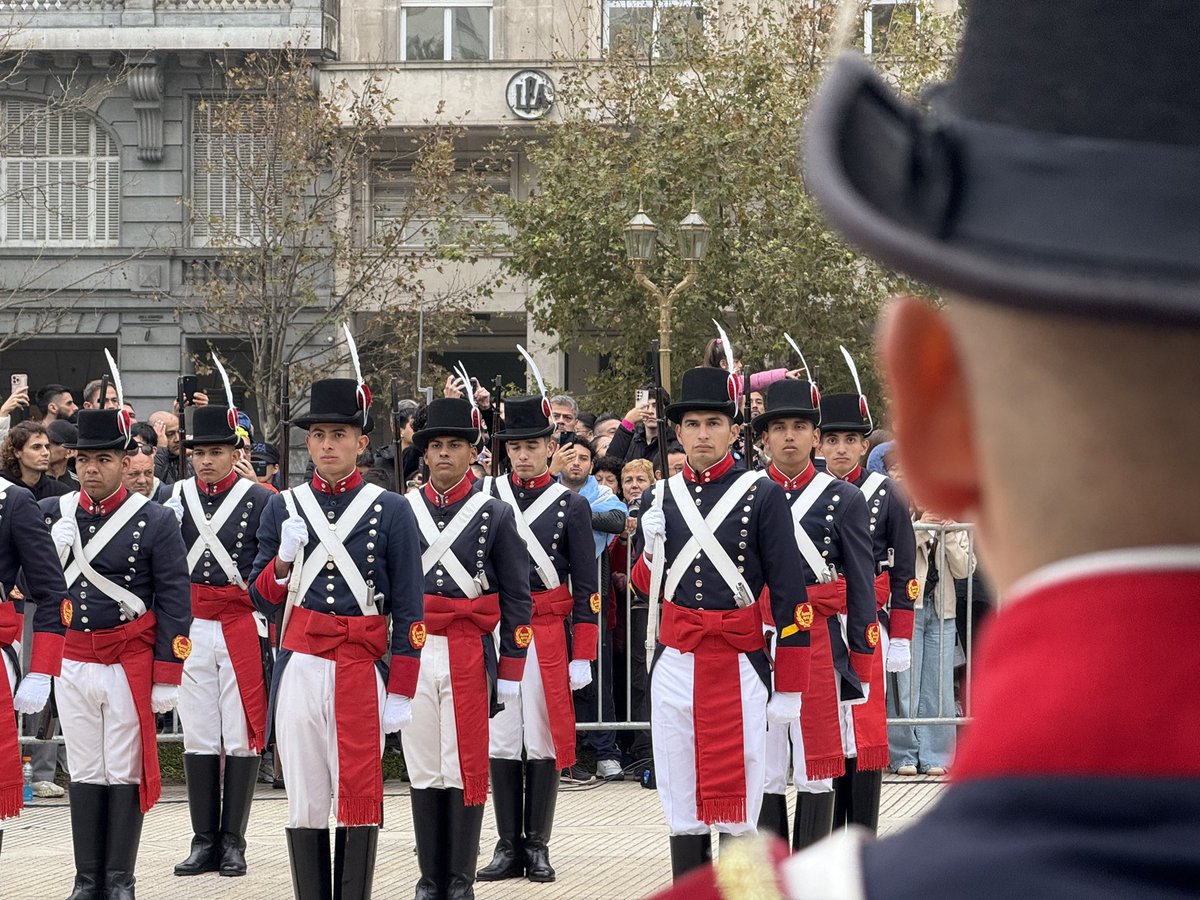 luispetri's tweet image. Histórico relevo de guardia del Regimiento de Patricios, por primera vez presidido por el Presidente @JMilei en Plaza de Mayo.

Compartimos el Día de la Patria con familias y nuestras Fuerzas, honrando nuestras raíces en el corazón de Buenos Aires.