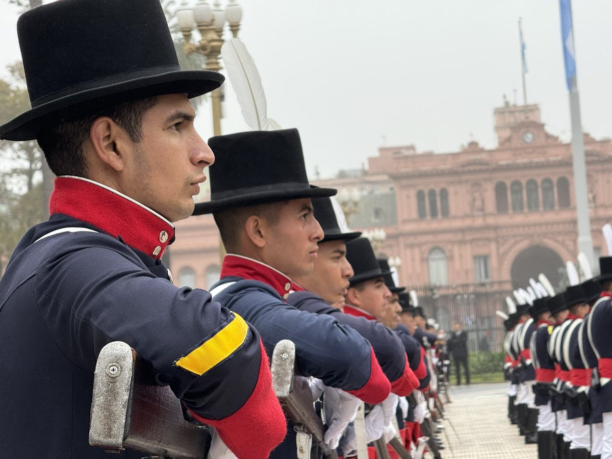 luispetri's tweet image. Histórico relevo de guardia del Regimiento de Patricios, por primera vez presidido por el Presidente @JMilei en Plaza de Mayo.

Compartimos el Día de la Patria con familias y nuestras Fuerzas, honrando nuestras raíces en el corazón de Buenos Aires.